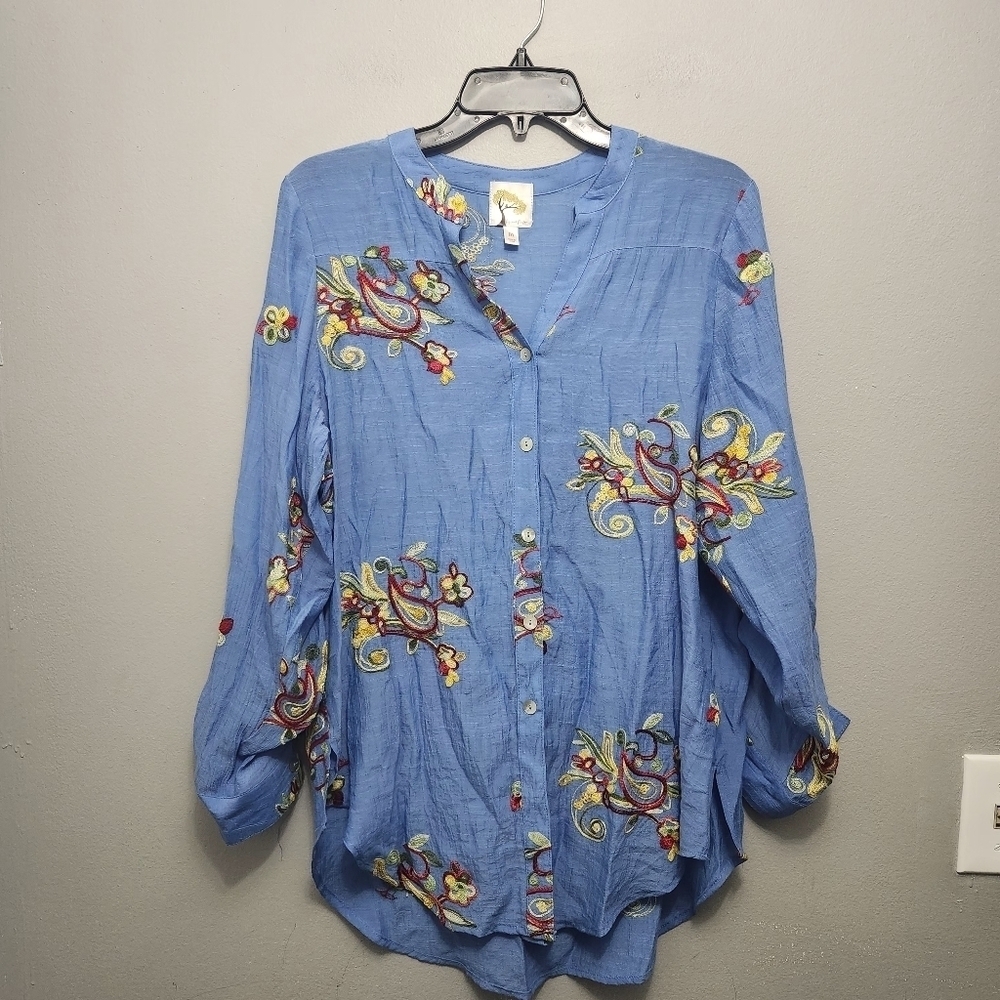 Fig and flower women's embroidered button-up blouse top size M blue Oversized